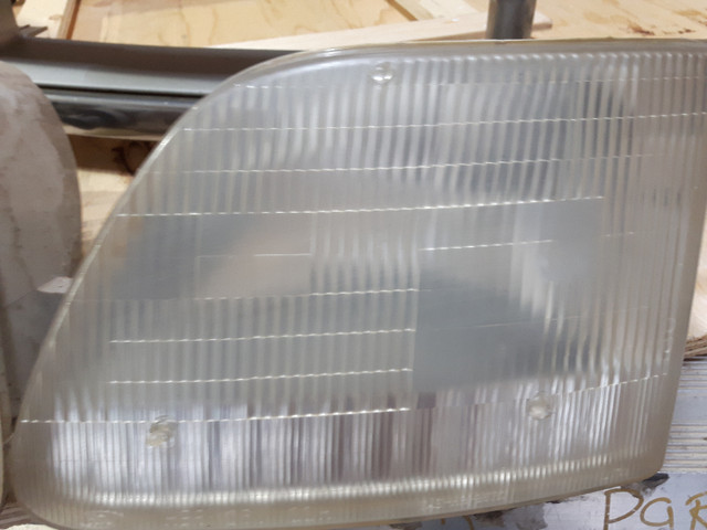 1998 Ford truck chrome grill and headlight modules in Auto Body Parts in Kawartha Lakes - Image 4