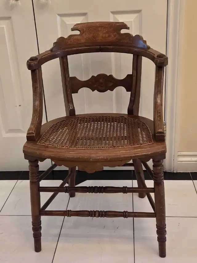 ANTIQUE LATE VICTORIAN 1890'S CARVED  WALNUT CANE SEAT CHAIR in Chairs & Recliners in City of Toronto - Image 4