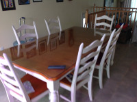 Table + 6 chaises + vitre de protection