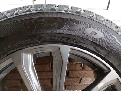 Pneus hiver TOYO Observe P235-60R 18 GSI-6 LS (SKU 149570) avec jantes Mag RSSW 18x8 5-114.3 ainsi q...