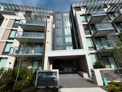 Studio 596 sf; A flex room; A balcony; Air conditioning; Underground parking; Hardwood floor; Miele...
