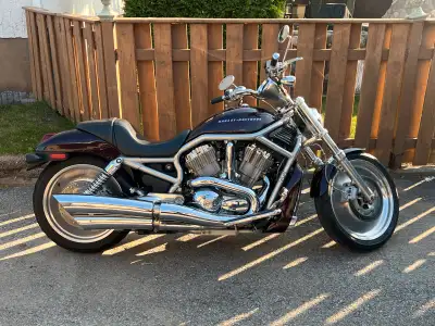 Harley Davidson Vrod 2005 Muscle bike Stage 2 Pneus neuf Rien à faire sur la moto Elle es prête pour...