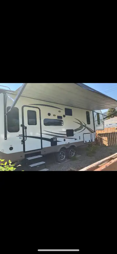 2018 rockwood ultra light 5th wheel This is half tonne towable unit, excellent condition no issues C...