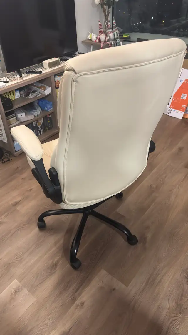 Like New Leather Executive Office Chair in Chairs & Recliners in Ottawa - Image 3