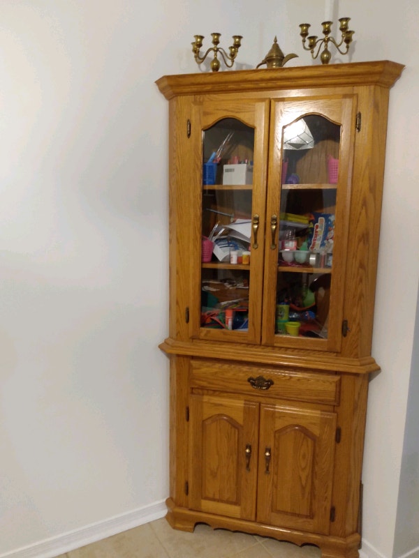 Buffet en coin fait en bois massif Hutches & Display