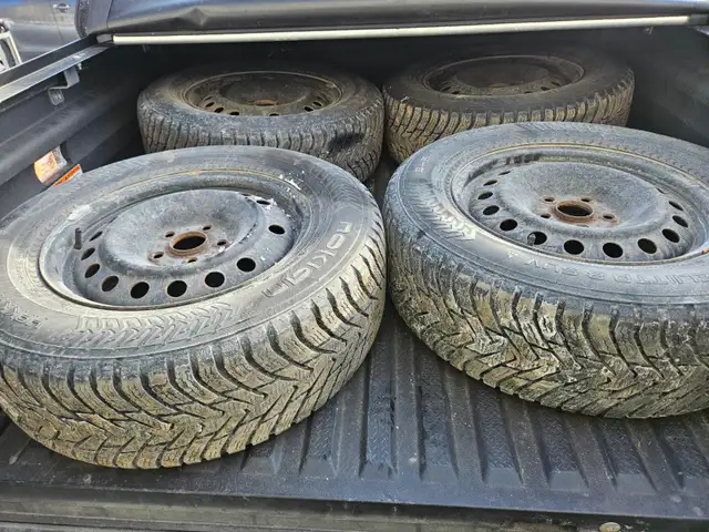 245/65R17 Nokian Hakkapeliitta 8 SUV in Tires & Rims in City of Montréal - Image 2