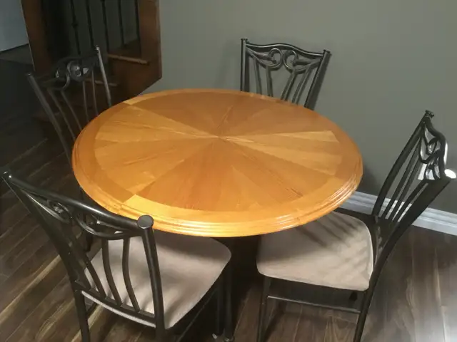 Round Dining table with 4 seating in Dining Tables & Sets in Moncton - Image 5