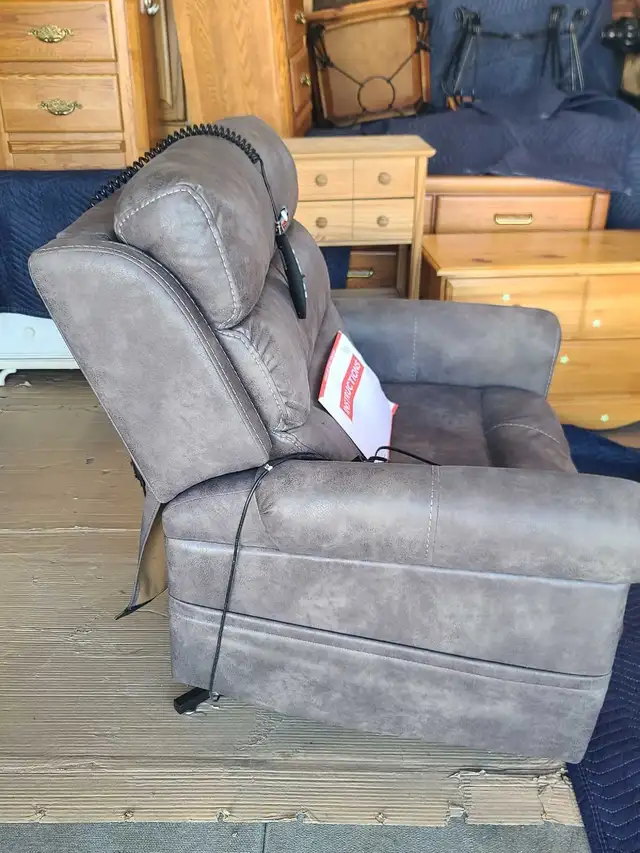 VIVA LIFT GREY MODERN RECLINER in Chairs & Recliners in Delta/Surrey/Langley - Image 3