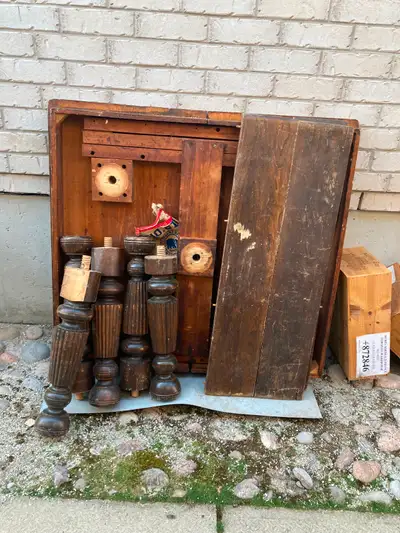 All hard wood table, with 4 extension All legs are . All it needs is some TLC free Ian 647. 619. 006...