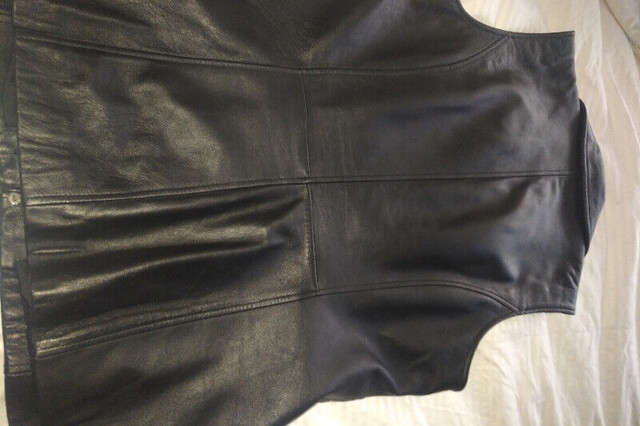 Danier leather vest xl in Women's - Tops & Outerwear in Oshawa / Durham Region - Image 3