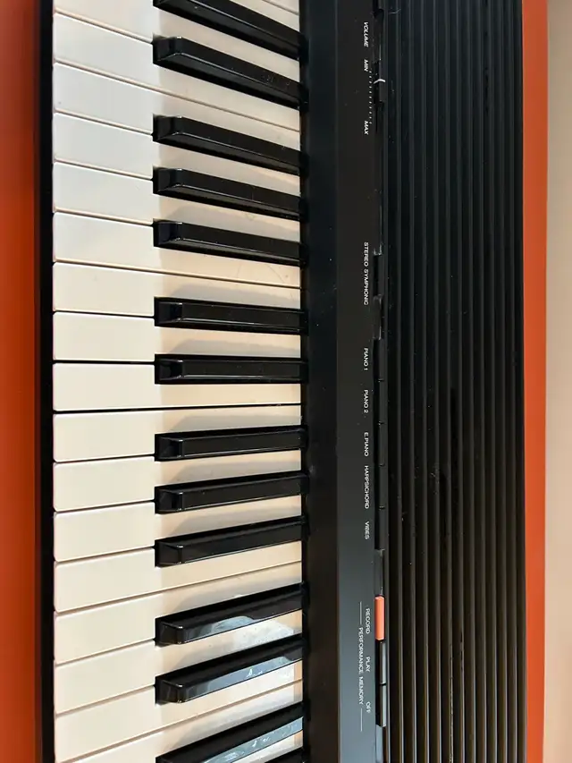 Yamaha YPR-9 Portable Piano (stand, bench, and pedal included) in Pianos & Keyboards in City of Toronto - Image 4