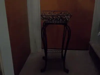 Table tout en fer à 2 tablettes. Hauteur : 25 pouces., View more