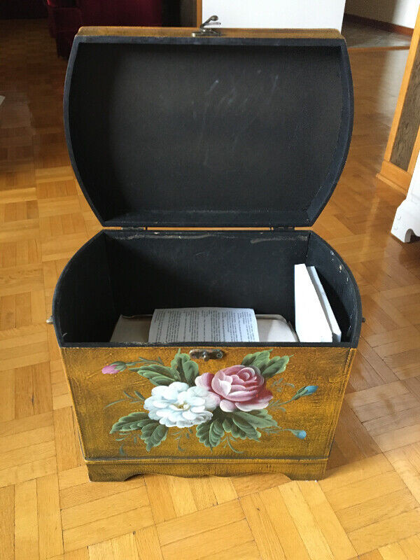 Hand painted Decorative flower chest box made of wood in Home Décor & Accents in Mississauga / Peel Region - Image 2