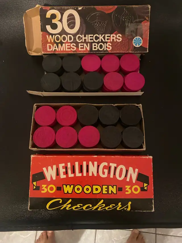 set of 2 Canada  wood checkers in box. in Toys & Games in Markham / York Region - Image 3