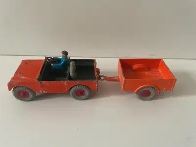 Voitures miniatures de collection de la marque Dinky Toys, identifiées comme le Land Rover (référenc...