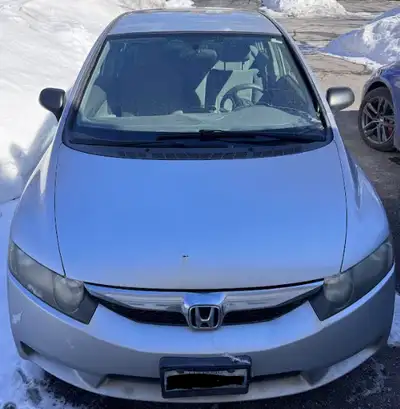 This is a parts car, only serious offers. Honda civic 2009 5-Speed manual w/ keyless entry, air cond...
