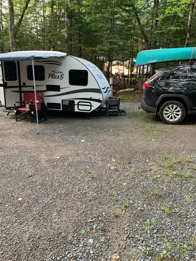 Light weight trailer, just under 1500 lbs. 2019 Prolite Plus S - has toilet, shower, fridge, stove,...