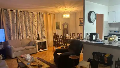 Large room in spacious apartment in Scarborough, close to shopping and amenities. Well-kept building...