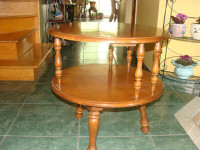 Belle table en bois, rond, couleur érable