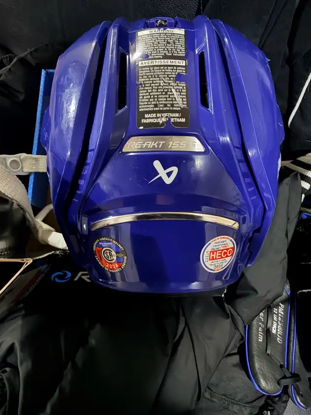 Bauer Reakt 155 Hockey Helmet in Hockey in Oshawa / Durham Region - Image 3