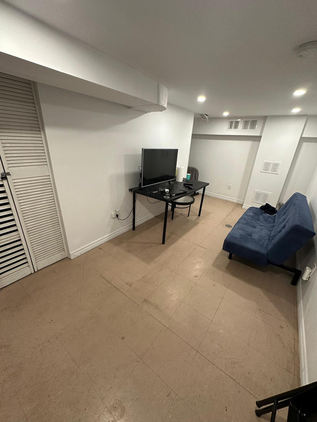 Private bedroom in college west in Room Rentals & Roommates in City of Toronto - Image 2