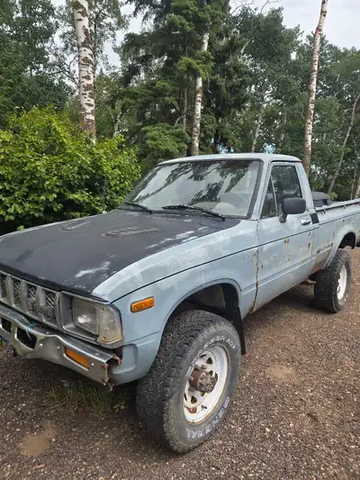 1983 toyota 4x4 pick-up. Good little truck, runs and drive great every thing works. i used it for hu...
