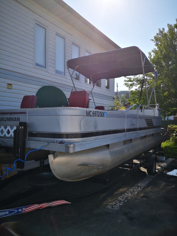 20 Foot Pontoon Boat with 55 Johnson Outboard. Solid Runs Well Powerboats & Motorboats