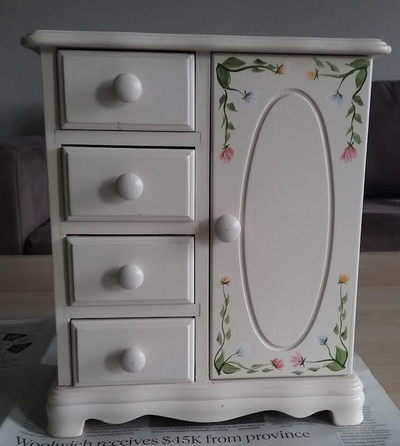 Wooden jewelry box, used, good condition. Dimensions: L 9.06" X W 4.72" X H 10.24" ( L 23 cm X W 12...