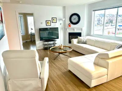 4 ½ CHOMEDEY LAVAL – Furnished Condo Hotel for Rent (Short or Long Term) Beautiful and spacious 2-be...
