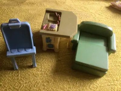 I am offering 3 miscellaneous dollhouse furniture. Pull out couch, easel, kitchen Center. Pick up in...