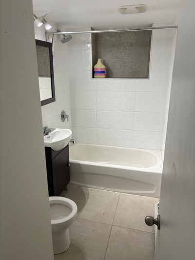 Version française Studio/Bachelor lumineux à louer – Côte-des-Neiges (NDG) Situé au 6275 rue Sherbro...