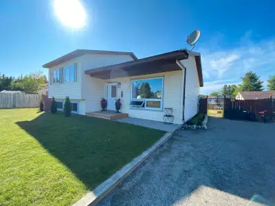 3+2 bed/ 2 bath home for rent in Marathon $2500 includes water and rent only, internet and hydro (el...