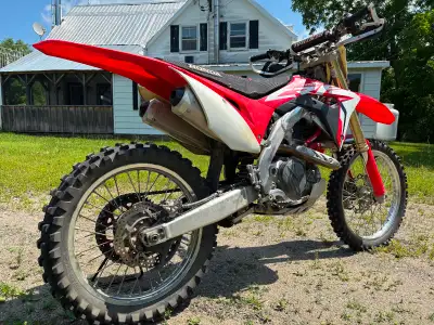 Great condition and well maintained 2018 CRF450R available for purchase, has bi-metal rear 52 sprock...