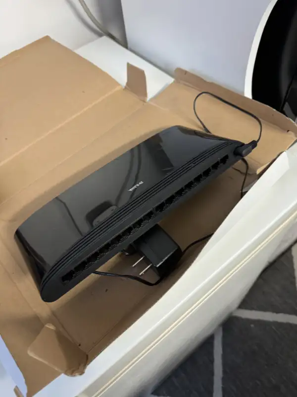 Used- D-Link 16-Ports 10/100 Unmanaged Desktop Ethernet Switch64374281177473121