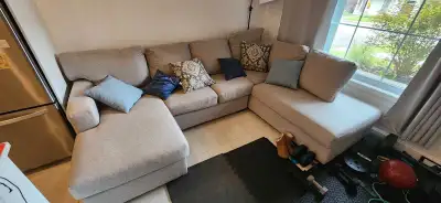 Salut je vends mon canapé dans le cadre d'un prochain déménagement, Canapé 2 section à vendre, les c...