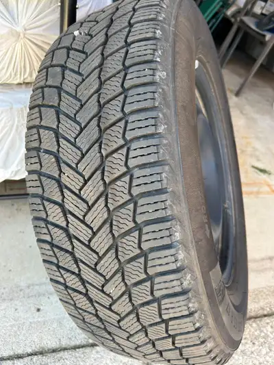Michelin snow ice 235/65r.Used 2seasons approximately 7000 kilometres.With storage cart