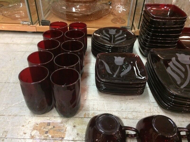set de vaisselle ancien royal ruby glass"tulip" 10 couv. dans Art et objets de collection  à Ville de Montréal - Image 4
