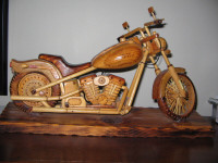 moto décorative en bois