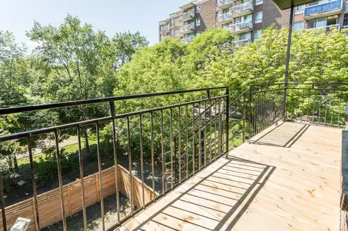 Imaginez votre café du matin sur un balcon de 20 pieds en plein soleil, avec le parc Le Ber comme co...