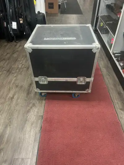 Road case noir grandeur intérieur 20`` X 22`` X 20`` Grandeur extérieur 24`` X 24`` X 26``
