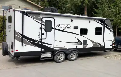 2017 Grand Design Imagine conventional pull trailer model 2150RB. This well cared for unit is in imm...