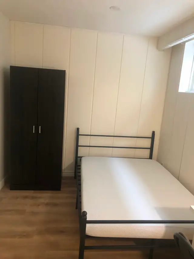 VERY BRIGHT ROOM STEPS TO BUS/GROCERY NORTH YORK BATHURST