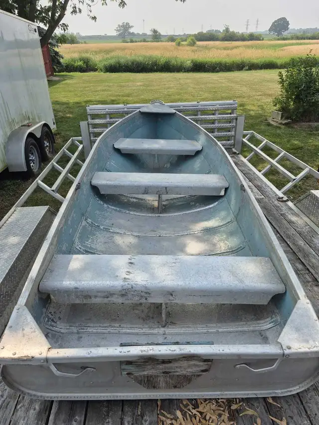 12' Aluminum Boat in Canoes, Kayaks & Paddles in Hamilton - Image 4