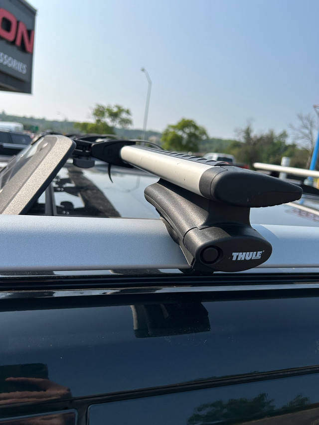 Thule roof rack and basket in Other Parts & Accessories in Barrie