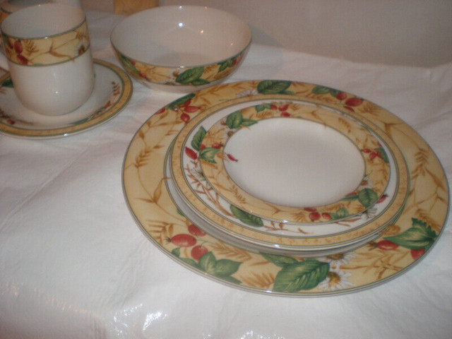 Set de vaisselle dans Vaisselle et articles de cuisine  à Lévis - Image 3