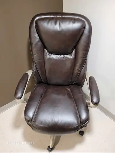 Chaise de bureau exécutive Serta Smart Layers Hensley Big and Tall. Cette chaise de bureau ergonomiq...