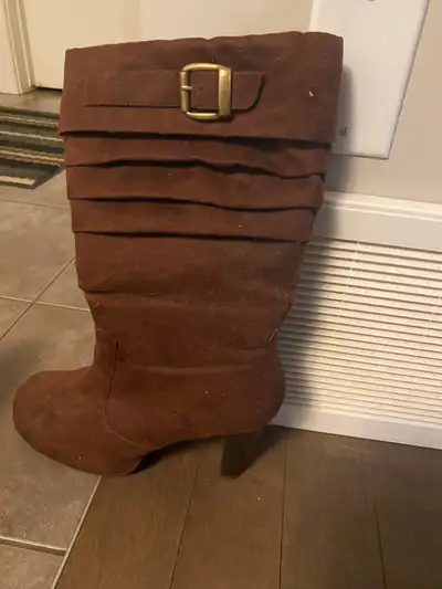 Women's suede boots size 9.5, View more