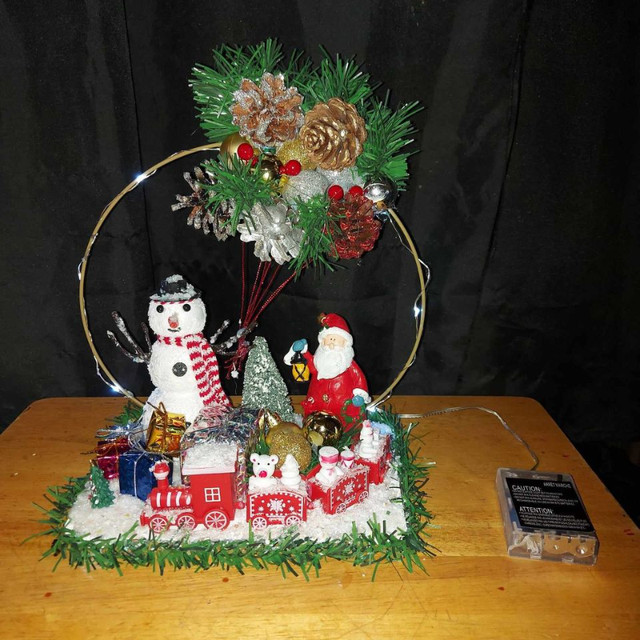 Christmas Center Piece With Battery Lights - $25.00 in Holiday, Event & Seasonal in Belleville - Image 2