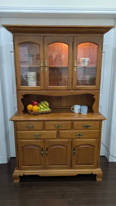 ROXTON Furniture Branded. Beautiful Dining Hutch Buffet. Solidwood in Excellent Condition. Has Inbui...