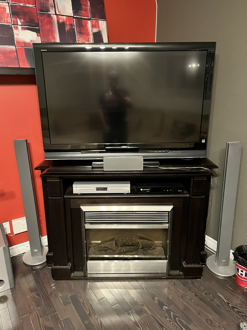 Meuble TV en bois massif avec foyer intégré Meubles de télé et unités